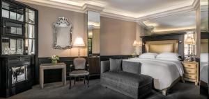 罗马哈塞拉罗马酒店的一间卧室配有一张床、一把椅子和镜子