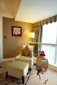 广州广州伊士丹顿酒店的带沙发、椅子和窗户的客厅