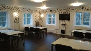 Gålö加洛斯巴德 - 假日别墅及旅舍的客房设有桌椅和平面电视。