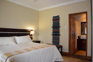 Ngwempisi恩孔雅丽旅馆和高尔夫庄园的一间卧室配有一张床和一叠毛巾