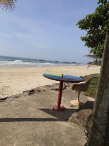 马特勒海景城堡酒店的海滩上的冲浪板