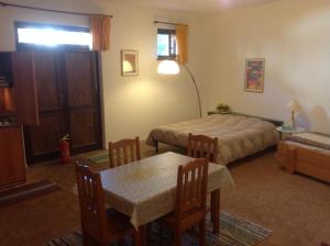 奥维多多莫早餐加住宿旅馆的卧室配有一张床和一张桌子及椅子