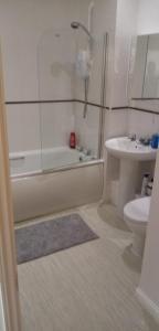 利物浦Lynn's Liverpool Apartment的带浴缸、卫生间和盥洗盆的浴室