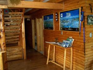 埃尔布兰科Lodge de Montaña Lago Monreal的小屋配有书桌和墙上的电视