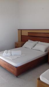 雷夫科斯卡尔帕索Sun Week Bay的床上有两条白色毛巾