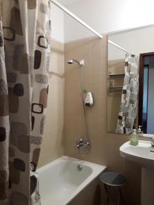 马托西纽什Apartamento Fonte Luz的带浴缸和盥洗盆的浴室