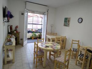 维森特洛佩斯Lo de Pablo的厨房配有桌椅和窗户。