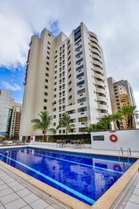 巴西利亚舒适巴西利亚套房酒店的大型公寓大楼,设有大型游泳池