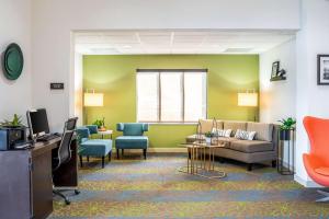 哈里森堡Sleep Inn & Suites Harrisonburg near University的带沙发和椅子的等候室