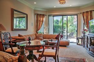 Palm Springs Golf Course Home Private Pool and Spa!的休息区