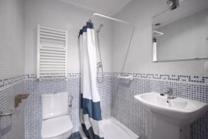 奥利奥Balea 2 - Local Rentss的浴室配有白色卫生间和盥洗盆。