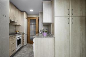 奥利奥Balea 2 - Local Rentss的厨房配有白色橱柜和台面