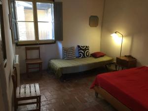 阿赫尔Casa Lucas的小房间设有两张床和窗户