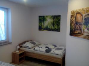 VacenoviceOaza的卧室配有一张床,墙上挂着一幅画
