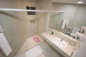 马拉戈日普拉亚多拉达酒店的带淋浴、盥洗盆和镜子的浴室