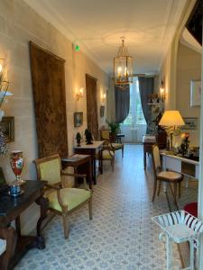 特雷西索梅Victoria Arromanches B&B的客厅配有桌椅和沙发
