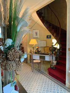 特雷西索梅Victoria Arromanches B&B的一间带楼梯和书桌的客厅