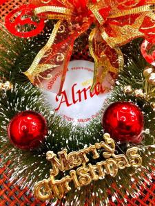 皮罗特Garni hotel Alma的圣诞树上装有红色装饰品