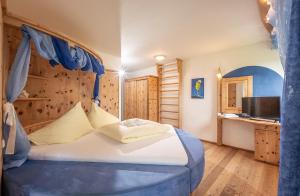 瑟尔Bed & Breakfast Landhaus Strasser的一间卧室配有一张蓝色天蓬床