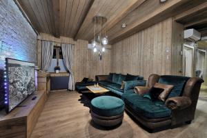 普利特维采村Plitvice Lakes VILLA DIAMOND的客厅配有沙发和桌子