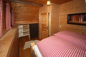 帕特加森Falkert-Hütte „Beim Almöhi"的小木屋内一间卧室,配有一张床
