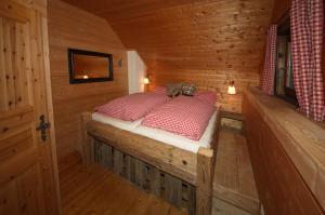 帕特加森Falkert-Hütte „Beim Almöhi"的小屋内木制房间的一个床位