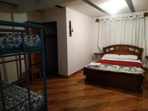 波帕扬Green Hostal Popayan的一间卧室配有两张双层床。