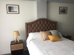 塔克纳Nivial的一间卧室配有一张黄色枕头的床
