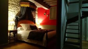 滨海布洛涅圣雅各布住宿加早餐旅馆的一间卧室设有一张床和红色的墙壁