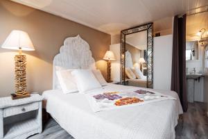 卡尔维Campo Di Fiori, Maisons de Charme的卧室配有一张白色大床和镜子