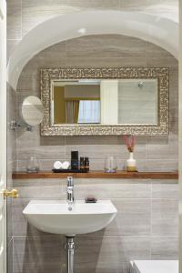 都柏林Trinity Townhouse Hotel的一间带水槽和镜子的浴室