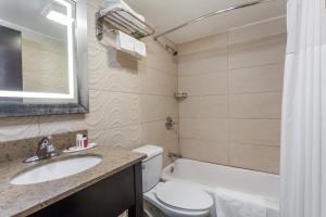 南哈肯萨克南哈肯萨克温德姆旅程酒店的一间带水槽、卫生间和镜子的浴室