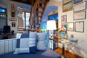 加拉希德松Galaxidiotiko - a marine jewel的客厅设有蓝色的沙发和楼梯。