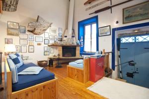 加拉希德松Galaxidiotiko - a marine jewel的客厅设有蓝色门和壁炉