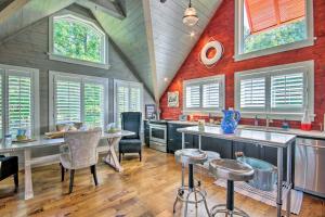 Taylors CreekCamden Home on Lake Wateree with Boat Dock!的一间拥有红色墙壁和拱形天花板的厨房
