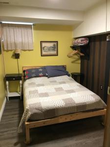 汉密尔顿Pring Guesthouse的一间卧室设有一张床和黄色的墙壁