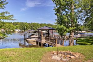 Taylors CreekCamden Home on Lake Wateree with Boat Dock!的相册照片