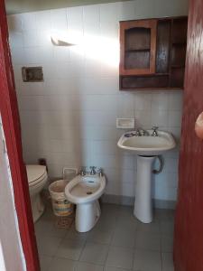 波萨达斯Habitaciones Villa Blosset的一间带水槽和卫生间的浴室