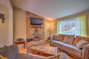 New KingstonQuiet Catskills Getaway with Deck-Panoramic Mtn Views的带沙发和壁炉的客厅