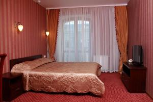 波尔塔瓦Hotel Aristokrat的酒店客房设有床和窗户。