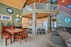 凯迪拉克Family-Friendly Lake Mitchell Oasis Hike and Ski!的一间带用餐区的客厅和一间带螺旋楼梯的厨房