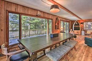 Pine RiverWaterfront Whitefish Lake Home with Dock!的配有大窗户的客房内一张大木桌