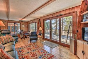 Pine RiverWaterfront Whitefish Lake Home with Dock!的带沙发、电视和桌子的客厅