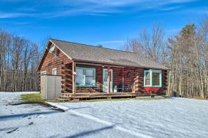 冬天的High Peak Heaven Cozy Log Cabin on 1 Acre!