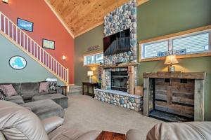 凯迪拉克Family-Friendly Lake Mitchell Oasis Hike and Ski!的一间客厅,客厅内配有石头壁炉。