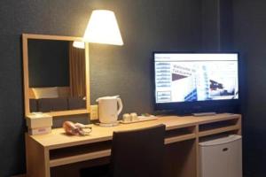 高山Country Hotel Takayama - Vacation STAY 67713的一张带电脑显示器和镜子的桌子