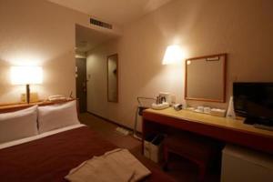 高山Country Hotel Takayama - Vacation STAY 67713的酒店客房,配有床和镜子