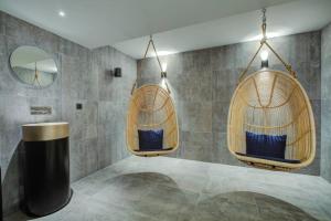 夏蒙尼-勃朗峰Résidence Luxe 5*,Spa & Fitness, La Cordée Appartement 821的浴室设有两个挂篮和镜子