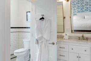 纳拉甘西特The Shore House的白色的浴室设有卫生间和水槽。