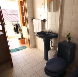 苏克雷Casa Los Jazmines的一间带水槽和卫生间的浴室